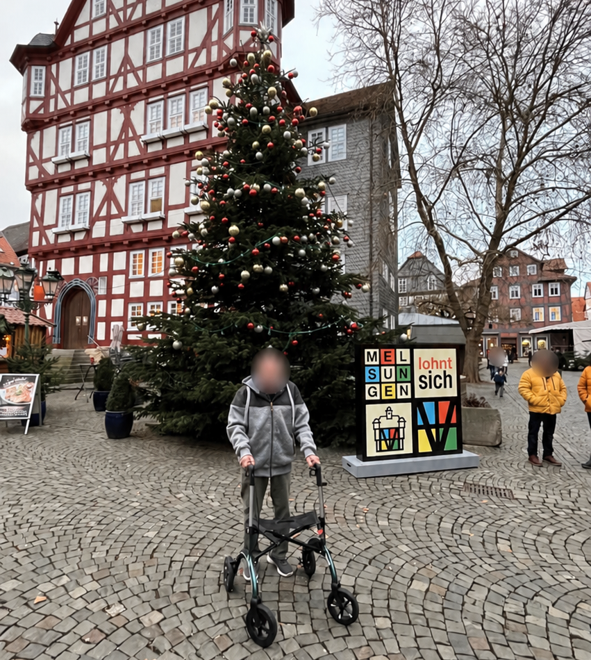Ausflug zum Weihnachtsbaum vor einem Fachwerkhaus in Melsungen.