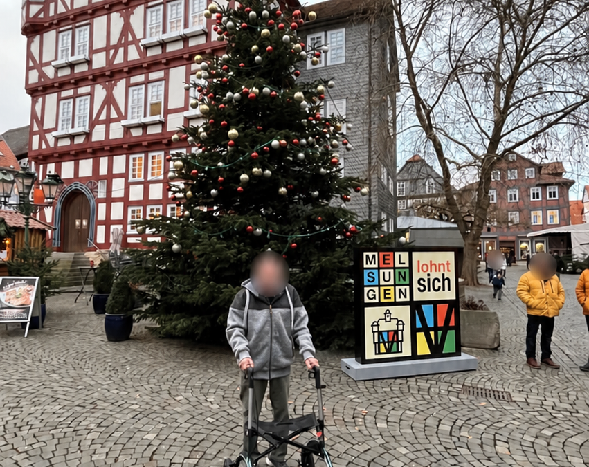 Ausflug zum Weihnachtsbaum vor einem Fachwerkhaus in Melsungen.