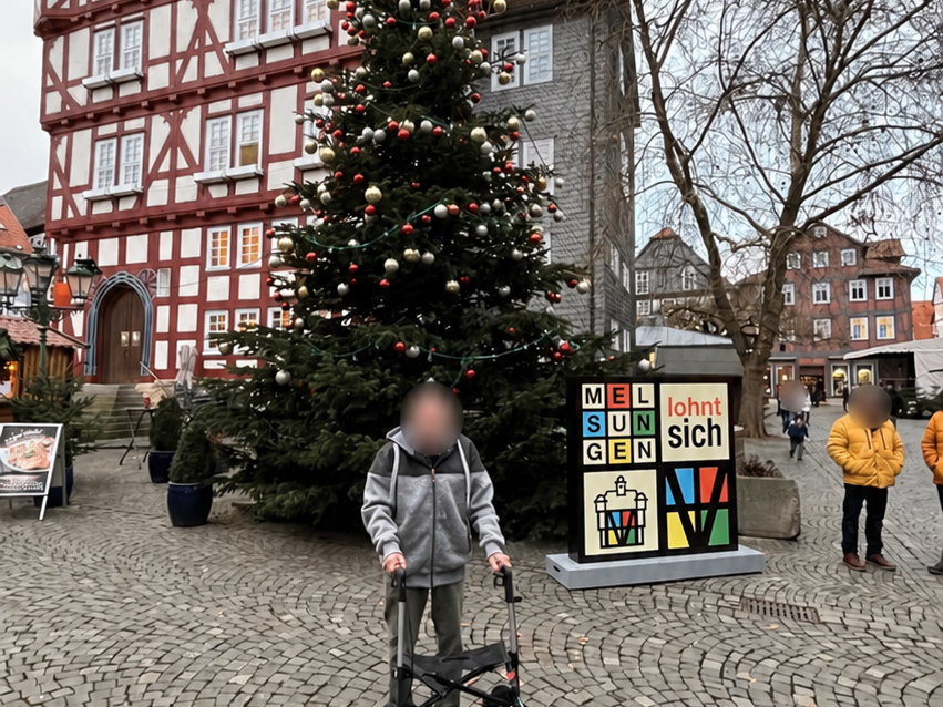 Ausflug zum Weihnachtsbaum vor einem Fachwerkhaus in Melsungen.
