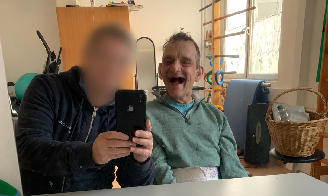 Zwei Menschen bei einem gemeinsamen Foto vor einem Spiegel.