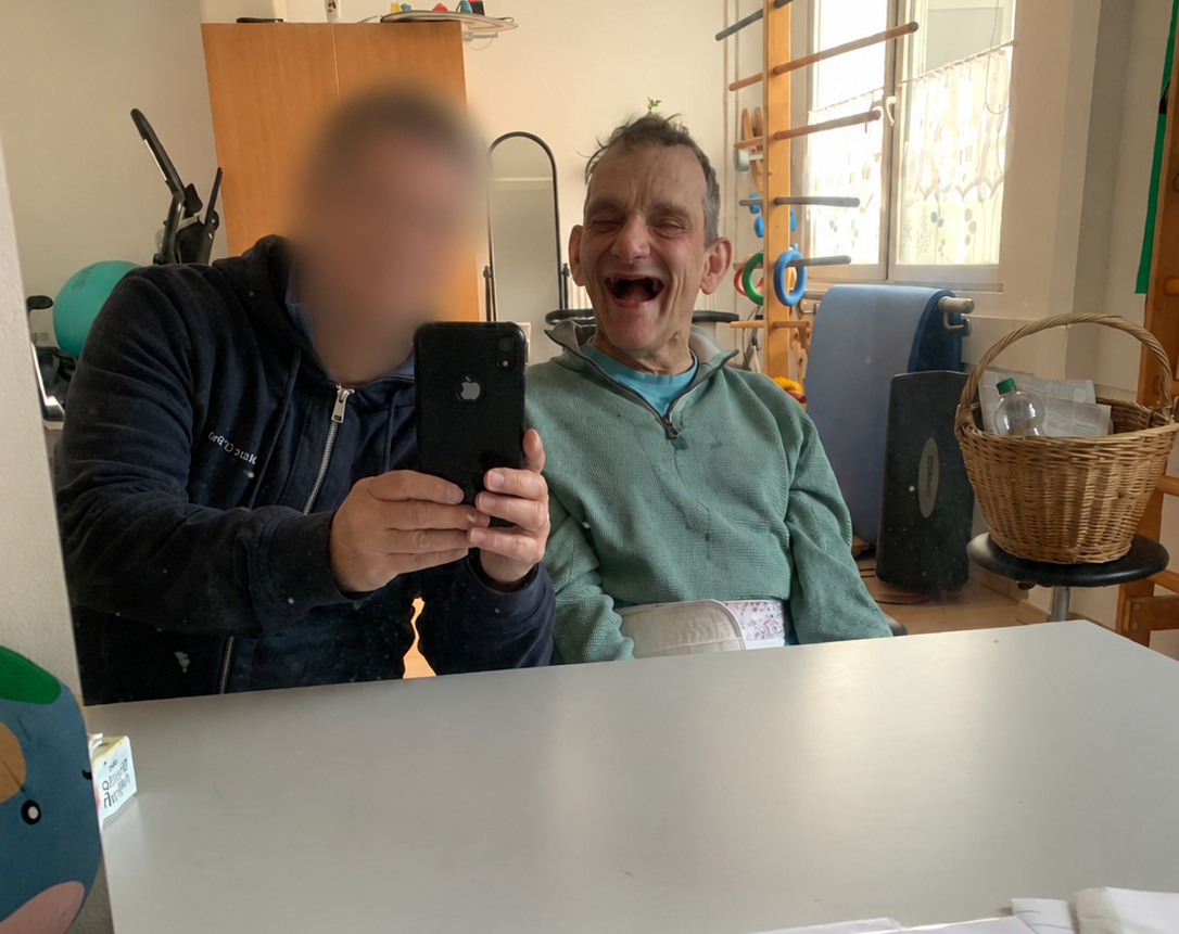 Zwei Menschen bei einem gemeinsamen Foto vor einem Spiegel.