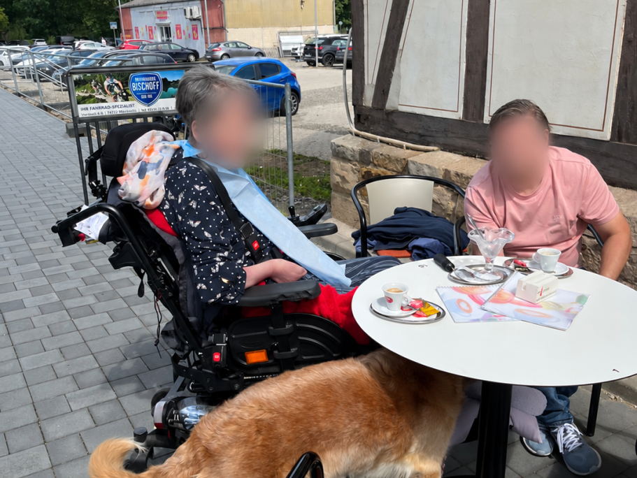 Gemeinsamer Cafébesuch bei einem Ausflug mit Hund.