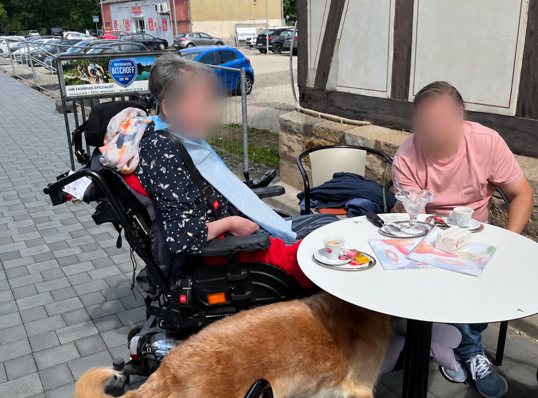 Gemeinsamer Cafébesuch bei einem Ausflug mit Hund.